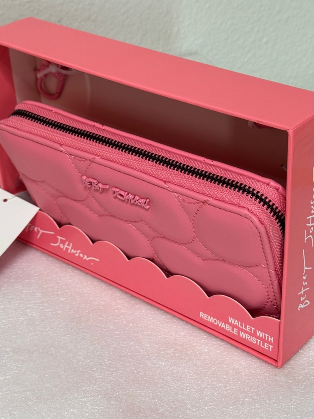 🔥✨ Betsey Johnson Hot Pink Quilted Heart Wristlet Wallet❤️ - Picture 6 of 9